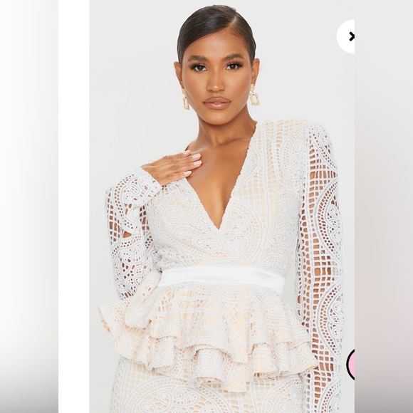 White lace material, plunging neckline, frill hem & figure-hugging fit. … - Picture 4 of 4